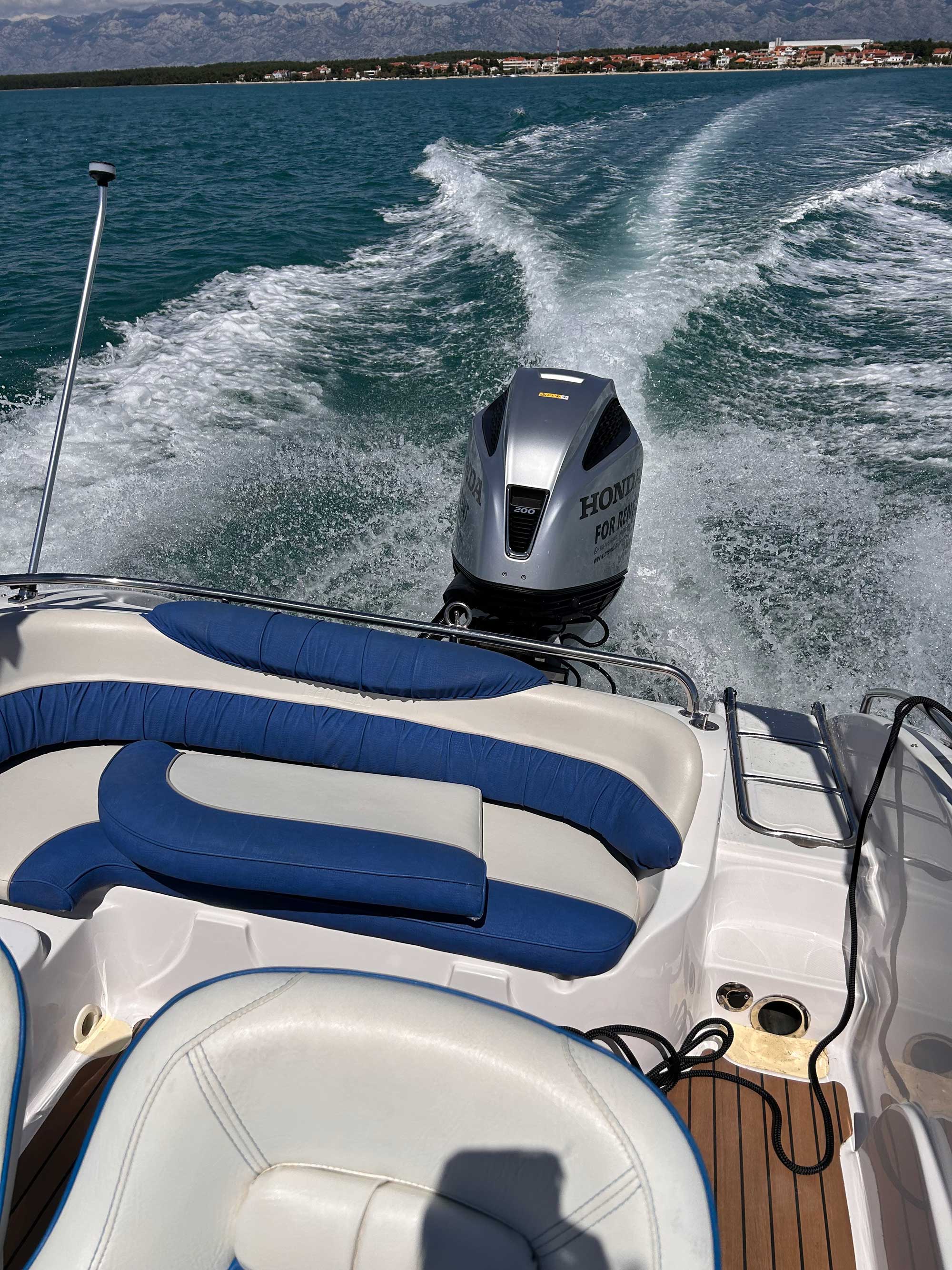 Raineri Voyager 22 Nin rent a boat and Honda 200 HP